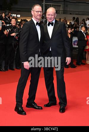 Cannes, Frankreich. Mai 2025. Der schwedische Schauspieler Stellan Skarsgard und der norwegische Regisseur Joachim Trier nehmen am Mittwoch, den 21. Mai 2025, an der Premiere von sentimental Value beim 78. Filmfestival in Cannes Teil. Foto: Rune Hellestad/ Credit: UPI/Alamy Live News Stockfoto