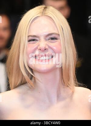 Cannes, Frankreich. Mai 2025. Die US-amerikanische Schauspielerin Elle Fanning nimmt am Mittwoch, den 21. Mai 2025, an der Premiere von sentimental Value beim 78. Filmfestival in Cannes Teil. Foto: Rune Hellestad/ Credit: UPI/Alamy Live News Stockfoto