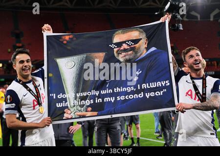 Bilbao, Biskaya, Spanien - 21. Mai 2025: Sergio Reguilón und Timo Werner von Tottenham Hotspur halten ein lustiges Banner mit einem Meme ihres Cheftrainers Ange Postecoglou im Spiel Tottenham Hotspur gegen Manchester United, das im UEFA Europa League Finale 2025 im San Mamés Stadion stattfand. Quelle: Rubén Gil/Alamy Live News. Stockfoto