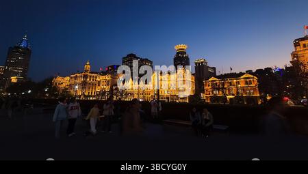 Shanghai, China – 1. April 2025: Blick auf den Bund bei Nacht mit historischen Kolonialgebäuden entlang des Huangpu River im Huangpu District, f Stockfoto