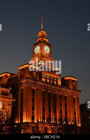 Shanghai, China - 1. April 2025: Historisches Zollhaus mit beleuchtetem Glockenturm in der Nacht auf dem Bund im Zentrum von Shanghai Stockfoto