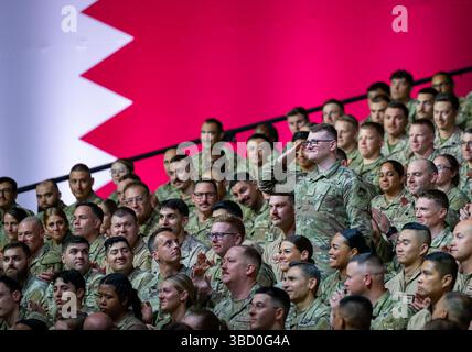 Ashton Inman, 386th Expeditionary Operational Support Squadron Airfield Management Specialist, grüßt Präsident Donald J. Trump bei einem Besuch der Al Udeid Air Base, Katar, am 15. Mai 2025. Trump erkannte mehrere Mitglieder des Dienstes für ihren herausragenden Dienst an, während er im Verantwortungsbereich eingesetzt wurde. (Foto der U.S. Air Force von Senior Airman Amanda Jett) Stockfoto