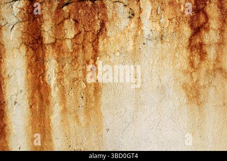 Beige Betonwand mit braunen Flecken strukturierter Hintergrund abstrakt Stockfoto