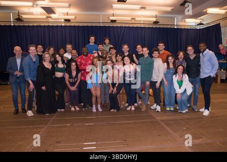 Jared Goldsmith, Haven Burton, Graham Rowat, Aubrey Matalon, Kyle Parker Taylor, Hillary Fisher, Mark Doyle, Christopher Gurr, Sean Patrick Doyle, Nick Cortazzo, Joann M. Hunter, David Baida, Caleb Bermejo, Kelsey Myron Cauthen, Tzintli Cerda, Jonathan Duvelson, Caroline Kane, Alexandra Matteo, Michael Milkanin, Mia Nelson, Justin O'Brien, Charlie Ray, Kaitlyn Louise Smith, Lily Rose, Taylor Rosenberger, Richard Westfahl, Peli Naomi Woods Inside für Disney's THE LITTLE MERMAID Press Junket, New 42nd Street Studios, New York, NY, 21. Mai 2025. Foto: Simon Lindenblatt/Everett Collection Stockfoto