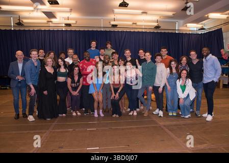 Jared Goldsmith, Haven Burton, Graham Rowat, Aubrey Matalon, Kyle Parker Taylor, Hillary Fisher, Mark Doyle, Christopher Gurr, Sean Patrick Doyle, Nick Cortazzo, Joann M. Hunter, David Baida, Caleb Bermejo, Kelsey Myron Cauthen, Tzintli Cerda, Jonathan Duvelson, Caroline Kane, Alexandra Matteo, Michael Milkanin, Mia Nelson, Justin O'Brien, Charlie Ray, Kaitlyn Louise Smith, Lily Rose, Taylor Rosenberger, Richard Westfahl, Peli Naomi Woods Inside für Disney's THE LITTLE MERMAID Press Junket, New 42nd Street Studios, New York, NY, 21. Mai 2025. Foto: Simon Lindenblatt/Everett Collection Stockfoto