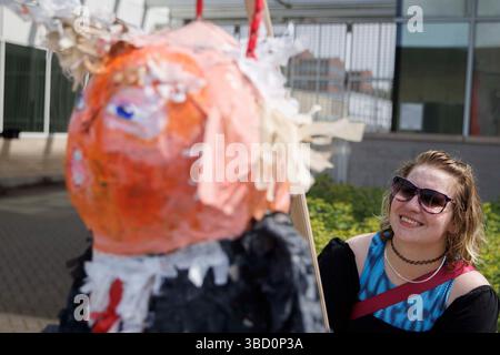 Portland, USA. Mai 2025. Ein Demonstrant machte ein Pappmaché-Bild von Donald Trump. Etwa 75 Menschen demonstrierten am 21. Mai 2025 im ICE-Hauptquartier (Immigration and Customs Enforcement) in Portland, Oregon, um gegen die Massendeportationen des Trump-Regimes zu protestieren. (Foto: John Rudoff/SIPA USA) Credit: SIPA USA/Alamy Live News Stockfoto