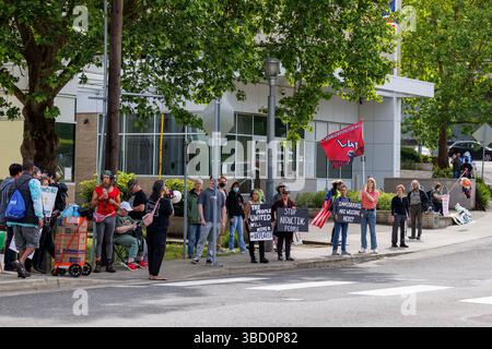 Portland, USA. Mai 2025. Etwa 75 Menschen demonstrierten am 21. Mai 2025 im ICE-Hauptquartier (Immigration and Customs Enforcement) in Portland, Oregon, um gegen die Massendeportationen des Trump-Regimes zu protestieren. (Foto: John Rudoff/SIPA USA) Credit: SIPA USA/Alamy Live News Stockfoto