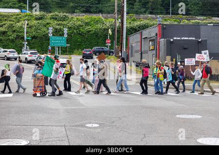 Portland, USA. Mai 2025. Etwa 75 Menschen demonstrierten am 21. Mai 2025 im ICE-Hauptquartier (Immigration and Customs Enforcement) in Portland, Oregon, um gegen die Massendeportationen des Trump-Regimes zu protestieren. (Foto: John Rudoff/SIPA USA) Credit: SIPA USA/Alamy Live News Stockfoto
