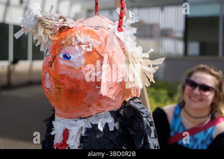 Portland, USA. Mai 2025. Ein Demonstrant machte ein Pappmaché-Bild von Donald Trump. Etwa 75 Menschen demonstrierten am 21. Mai 2025 im ICE-Hauptquartier (Immigration and Customs Enforcement) in Portland, Oregon, um gegen die Massendeportationen des Trump-Regimes zu protestieren. (Foto: John Rudoff/SIPA USA) Credit: SIPA USA/Alamy Live News Stockfoto