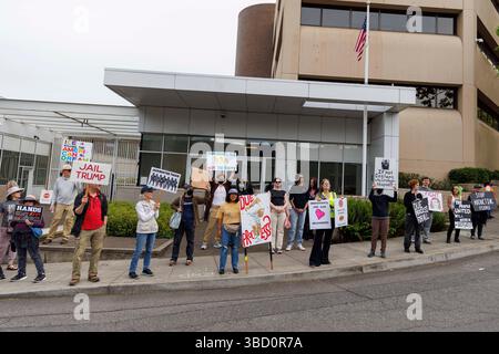 Portland, USA. Mai 2025. Etwa 75 Menschen demonstrierten am 21. Mai 2025 im ICE-Hauptquartier (Immigration and Customs Enforcement) in Portland, Oregon, um gegen die Massendeportationen des Trump-Regimes zu protestieren. (Foto: John Rudoff/SIPA USA) Credit: SIPA USA/Alamy Live News Stockfoto