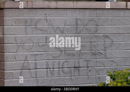Portland, USA. Mai 2025. Ein Graffiti an der Wand des EISGEBÄUDES. Etwa 75 Menschen demonstrierten am 21. Mai 2025 im ICE-Hauptquartier (Immigration and Customs Enforcement) in Portland, Oregon, um gegen die Massendeportationen des Trump-Regimes zu protestieren. (Foto: John Rudoff/SIPA USA) Credit: SIPA USA/Alamy Live News Stockfoto