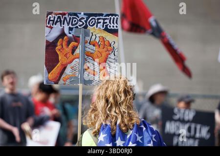 Portland, USA. Mai 2025. Etwa 75 Menschen demonstrierten am 21. Mai 2025 im ICE-Hauptquartier (Immigration and Customs Enforcement) in Portland, Oregon, um gegen die Massendeportationen des Trump-Regimes zu protestieren. (Foto: John Rudoff/SIPA USA) Credit: SIPA USA/Alamy Live News Stockfoto