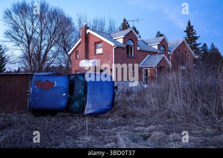 Ein Bauernhaus auf dem Land mit einem Pickup-Truck auf der Seite im Vordergrund. Stockfoto