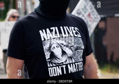 Portland, USA. Mai 2025. Etwa 75 Menschen demonstrierten am 21. Mai 2025 im ICE-Hauptquartier (Immigration and Customs Enforcement) in Portland, Oregon, um gegen die Massendeportationen des Trump-Regimes zu protestieren. (Foto: John Rudoff/SIPA USA) Credit: SIPA USA/Alamy Live News Stockfoto