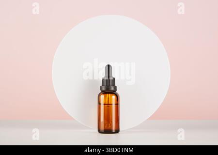 Das Modell der Tropferflasche steht vor dem weißen Kreis. Stockfoto