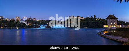 Neuhausen, Schweiz - 18. September 2024: Panorama der größten Rheinfälle Europas zu den blauen Stunden mit den alten Schlössern Schloss Laufen und Schlos Stockfoto