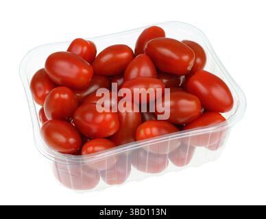 Rote Mini-Tomaten in einem durchsichtigen Plastikbehälter. Isoliert auf weißem Makro Stockfoto