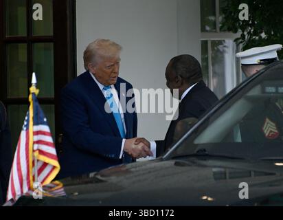Washington, USA.21. Mai 2025. US-Präsident Donald Trump (L) schüttelt dem südafrikanischen Präsidenten Cyril Ramaphosa die Hand, als er am 21. Mai 2025 im Weißen Haus in Washington ankommt. Quelle: Chen Mengtong/China News Service/Alamy Live News Stockfoto