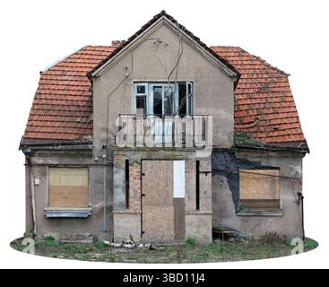 Verlassene, ruinierte Dorfscheune mit rotem Ziegeldach. Isoliert auf weiß Stockfoto