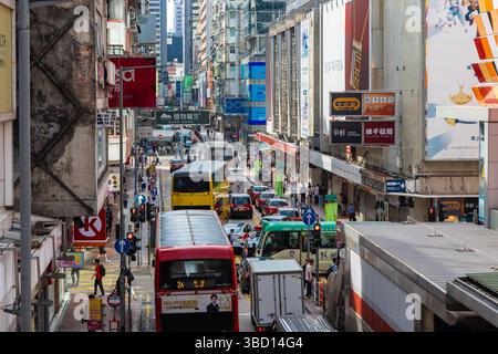 Typischer Straßenblick auf die überfüllten Straßen der Innenstadt von Hongkong aus dem erhöhten Cause Way für Fußgänger, der einen einzigartigen Blick auf die tägliche Limousine bietet Stockfoto