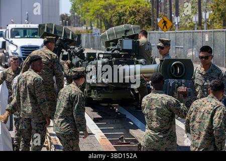 LOS ANGELES (21. Mai 2025) US-Marines, die dem 2. Bataillon, 11. Marine-Regiment, 1. Marine-Division, angehören, unterstützen sich gegenseitig beim Ausladen einer leichten 155-mm-Haubitze M777A2 für die Los Angeles Fleet Week, 21. Mai 2025. Die Los Angeles Fleet Week, die jetzt in ihrer achten Auflage stattfindet, ist eine Feier des Seeverkehrs, bei der die Bürger des Großraums Los Angeles die heutigen maritimen Fähigkeiten aus erster Hand erleben können. Fast 1.000 Seeleute, Marines und Küstenwache werden ihre Fähigkeiten und Ausrüstung unter Beweis stellen, an verschiedenen gemeinnützigen Veranstaltungen teilnehmen und die Gastfreundschaft von Los Angeles während der Even genießen Stockfoto