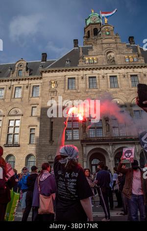 21. Mai 2025, Rotterdam, Süd-Holland, Niederlande: Ein pro-palästinensischer Aktivist zündet vor dem stadhuis in Rotterdam ein Leuchtfeuer an. Mit der Ankunft eines Maersk-Schiffs mit F-35-Teilen auf dem Weg nach Israel hielten pro-palästinensische Aktivisten eine Demonstration in Rotterdam stadhuis ab. Ihr Ziel war es, den Rotterdamer Bürgermeister und Hafenmeister dafür verantwortlich zu machen, dass er sich weigerte, den Zugang zum Schiff zu verweigern. Während die Demonstration in Rotterdam startete, endete sie mit einem ungeplanten marsch zu Maersks Büros. (Kreditbild: © James Petermeier/ZUMA Press Wire) NUR REDAKTIONELLE VERWENDUNG! Nicht für Commerci Stockfoto