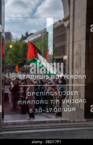 21. Mai 2025, Rotterdam, Süd-Holland, Niederlande: Die palästinensische Flagge spiegelt sich im vorderen Eingangsfenster des Stadhuis von Rotterdam. Mit der Ankunft eines Maersk-Schiffs mit F-35-Teilen auf dem Weg nach Israel hielten pro-palästinensische Aktivisten eine Demonstration in Rotterdam stadhuis ab. Ihr Ziel war es, den Rotterdamer Bürgermeister und Hafenmeister dafür verantwortlich zu machen, dass er sich weigerte, den Zugang zum Schiff zu verweigern. Während die Demonstration in Rotterdam startete, endete sie mit einem ungeplanten marsch zu Maersks Büros. (Kreditbild: © James Petermeier/ZUMA Press Wire) NUR REDAKTIONELLE VERWENDUNG! Nicht für kommerzielle USAG Stockfoto