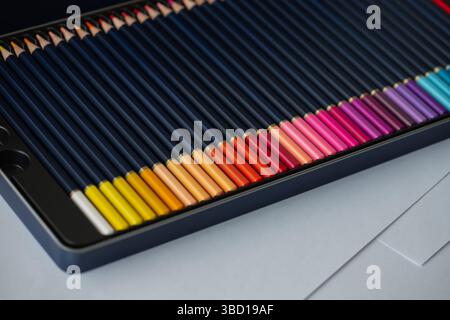 Set mit Farbstiften in einer Bleistiftetui. Große, wunderschöne Aquarellstifte in der Farbpalette für kreatives Zeichnen, Nahaufnahme, hohe Auflösung. Stockfoto