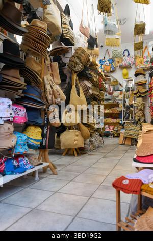 Rodas.Greece - 22. Mai 2025: Innenraum eines Ladens mit einer riesigen Sammlung von Hüten und Taschen, hauptsächlich aus Stroh und natürlichen Materialien, die d Stockfoto