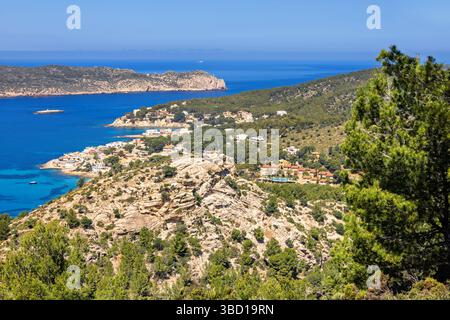 Blick auf ein Küstendorf auf Mallorca und eine malerische Aussicht auf das blaue Mittelmeer Stockfoto