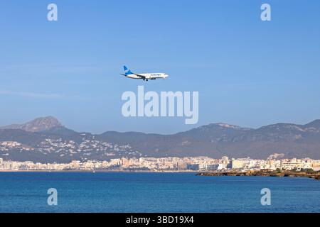 Das Flugzeug landet über der Stadt Palma auf Mallorca Stockfoto