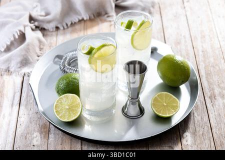 Gin Fizz Cocktail mit Limette auf Holztisch Stockfoto