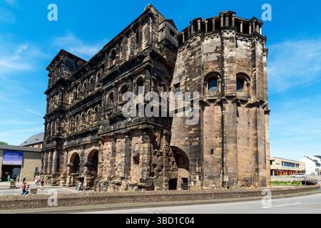 Blick auf die Apsis, die 1040 zur Porta Nigra hinzugefügt wurde. Trierer Altstadt, Rheinland-Pfalz, Deutschland. Das römische Stadttor aus dem Jahr 180 n. Chr. mit Türmen m Stockfoto