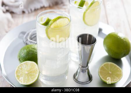 Gin Fizz Cocktail mit Limette auf Holztisch Stockfoto