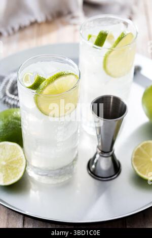 Gin Fizz Cocktail mit Limette auf Holztisch Stockfoto