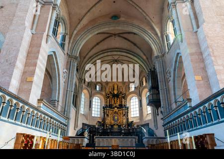 Inneres des Trierer Doms im mittelalterlichen Trier, Rheinland-Pfalz, Deutschland. Das Innere besteht aus drei größtenteils romanischen Elementen Stockfoto