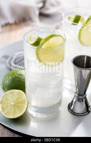 Gin Fizz Cocktail mit Limette auf Holztisch Stockfoto