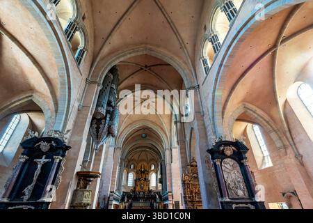 Inneres des Trierer Doms im mittelalterlichen Trier, Rheinland-Pfalz, Deutschland. Das Innere besteht aus drei größtenteils romanischen Elementen Stockfoto