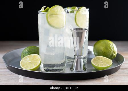 Gin Fizz Cocktail mit Limette auf Holztisch Stockfoto