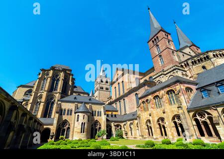 Blick vom Klosterhof auf den Trierer Dom und die Liebfrauenkirche im mittelalterlichen Trier, Rheinland-Pfalz Stockfoto