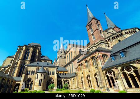 Blick vom Klosterhof auf den Trierer Dom und die Liebfrauenkirche im mittelalterlichen Trier, Rheinland-Pfalz Stockfoto