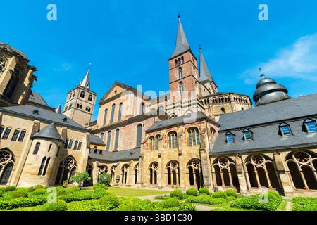 Blick vom Klosterhof auf den Trierer Dom und die Liebfrauenkirche im mittelalterlichen Trier, Rheinland-Pfalz Stockfoto