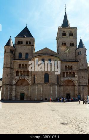 Außenansicht des Westwerks mit vier Türmen des Hohen Domkirche im mittelalterlichen Trier, Rheinland-Pfalz, Deutschland. Die Zentr Stockfoto