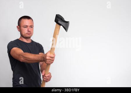 Porträt eines Mannes mit Axt im Atelier auf weißem Hintergrund Stockfoto