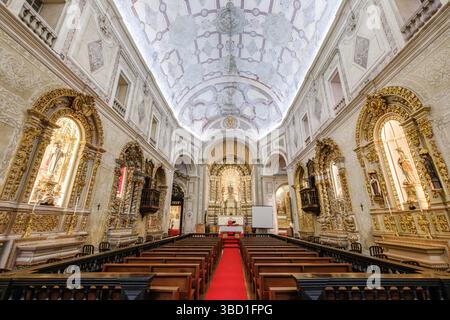 Opulentes Inneres des historischen Igreja de Sao Pedro mit vergoldeten Altären und bemalter Decke. Kirche Ponta Delgada, aufwendige barocke Dekoration, heilige sp Stockfoto