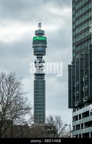 Der BT Tower im Zentrum von London, Großbritannien. Mit 177 m war es das höchste Gebäude Londons nach seiner Fertigstellung im Jahr 1964. 2024 wurde es an MCR Hotels verkauft Stockfoto