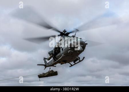 US-Marines mit Marine Light Attack Helicopter Squadron (HMLA) 369 bereiten sich darauf vor, einen simulierten Unfall von einem UH-1Y-Gift während einer taktischen Rückführung zu entladen Stockfoto