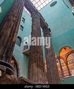 Antike römische Säulen des Augustustempels in Barcelona, im gotischen Viertel, ein Blick nach oben, mit klassischer Architektur und Geschichte Stockfoto