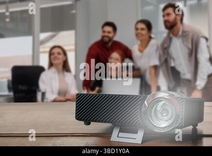 Gruppe von Personen, die sich die Präsentation im Konferenzraum anschauen, konzentrieren sich auf modernen Videoprojektor Stockfoto