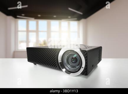 Moderner Videoprojektor auf weißem Tisch im Zimmer Stockfoto